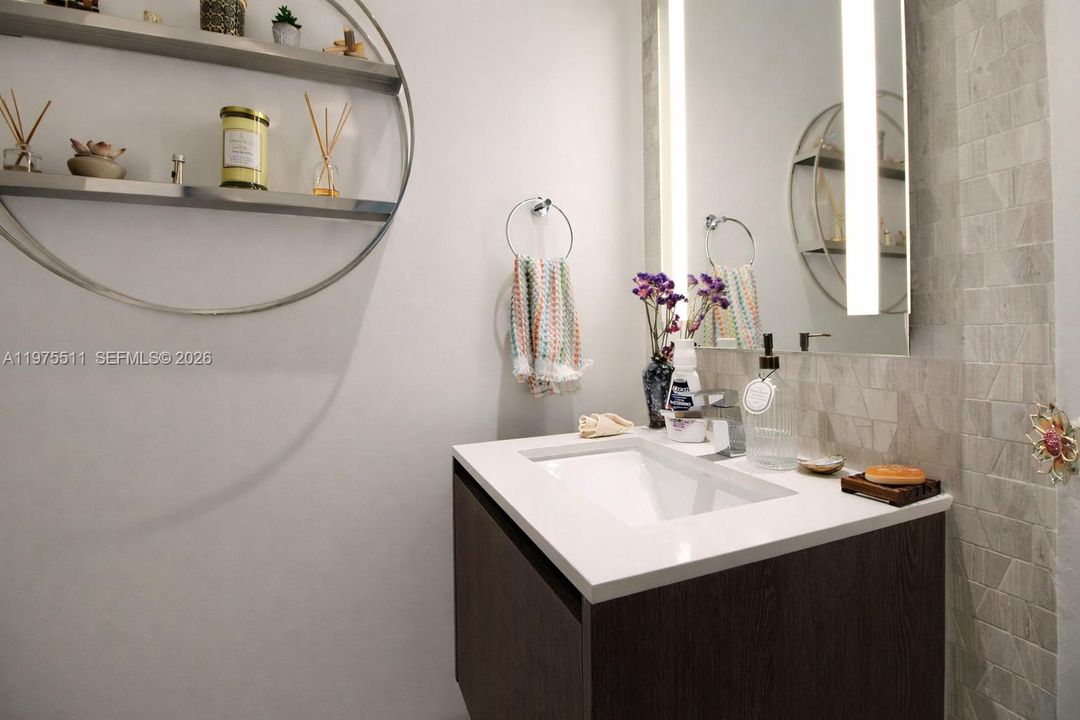 Под контрактом: $999,999 (2 спален, 2 ванн, 1265 Квадратных фут)