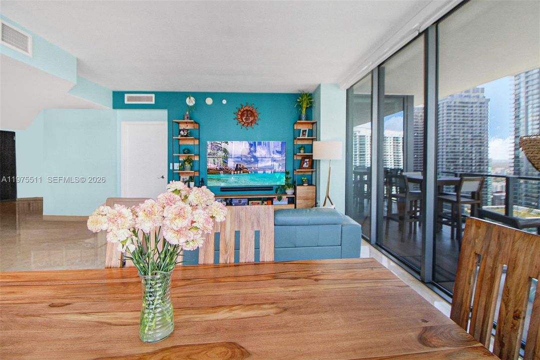 Под контрактом: $999,999 (2 спален, 2 ванн, 1265 Квадратных фут)