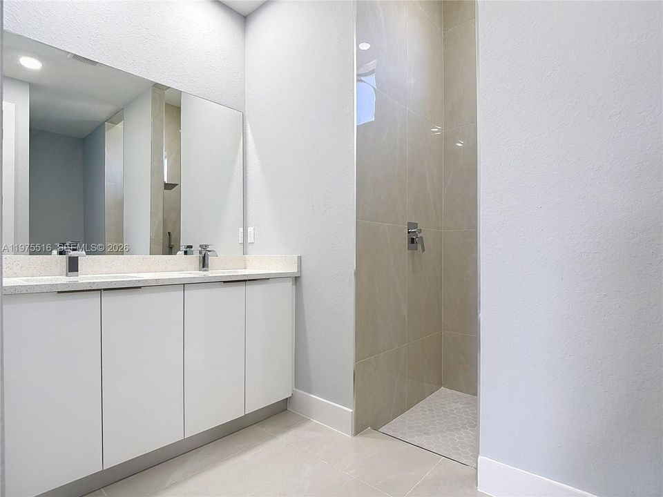 Под контрактом: $369,900 (3 спален, 3 ванн, 0 Квадратных фут)