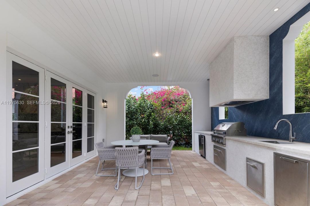 Recently Sold: $4,650,000 (5 beds, 5 baths, 3716 Square Feet)
