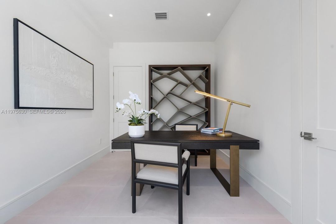 Recently Sold: $4,650,000 (5 beds, 5 baths, 3716 Square Feet)