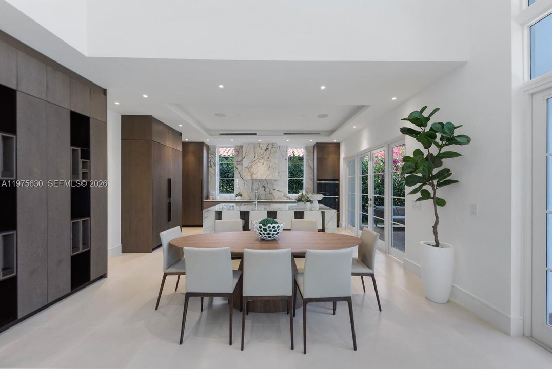 Recently Sold: $4,650,000 (5 beds, 5 baths, 3716 Square Feet)