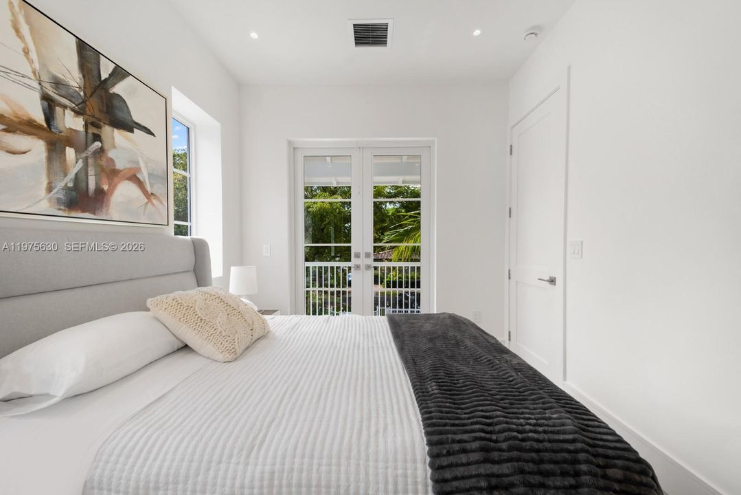 Recently Sold: $4,650,000 (5 beds, 5 baths, 3716 Square Feet)