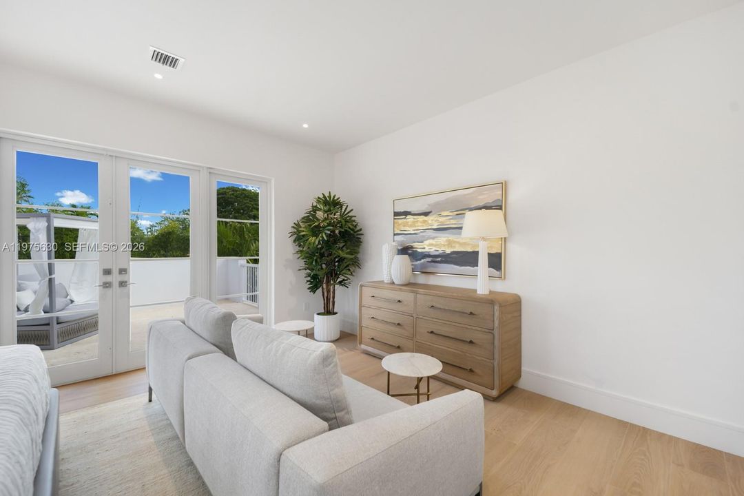 Recently Sold: $4,650,000 (5 beds, 5 baths, 3716 Square Feet)