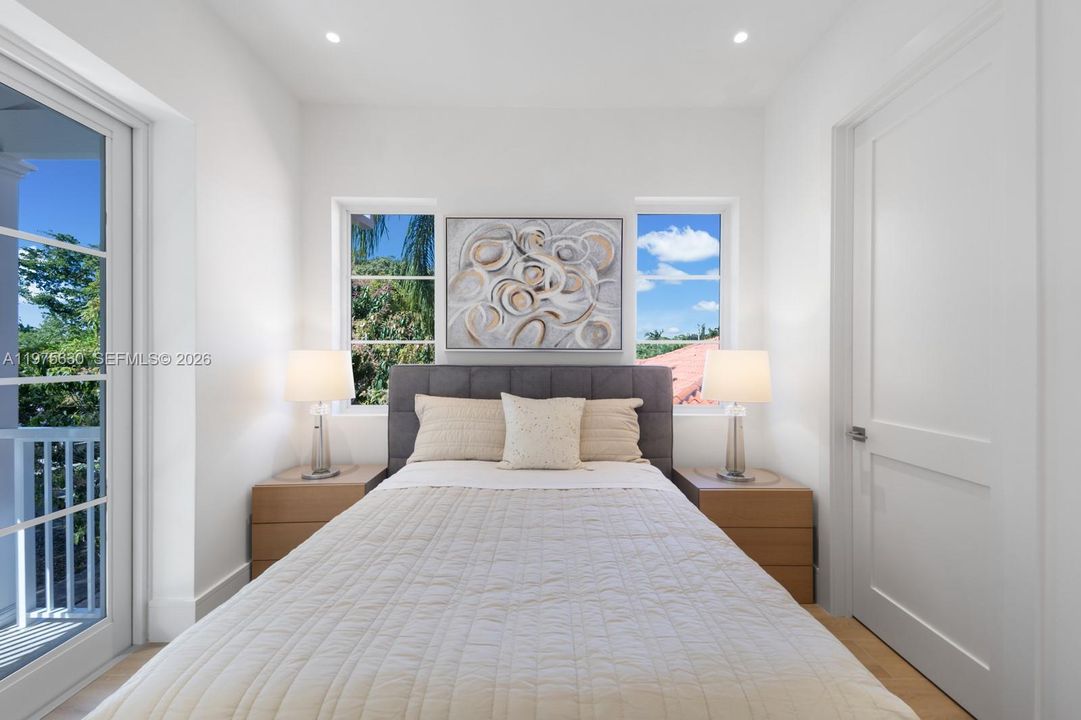Recently Sold: $4,650,000 (5 beds, 5 baths, 3716 Square Feet)