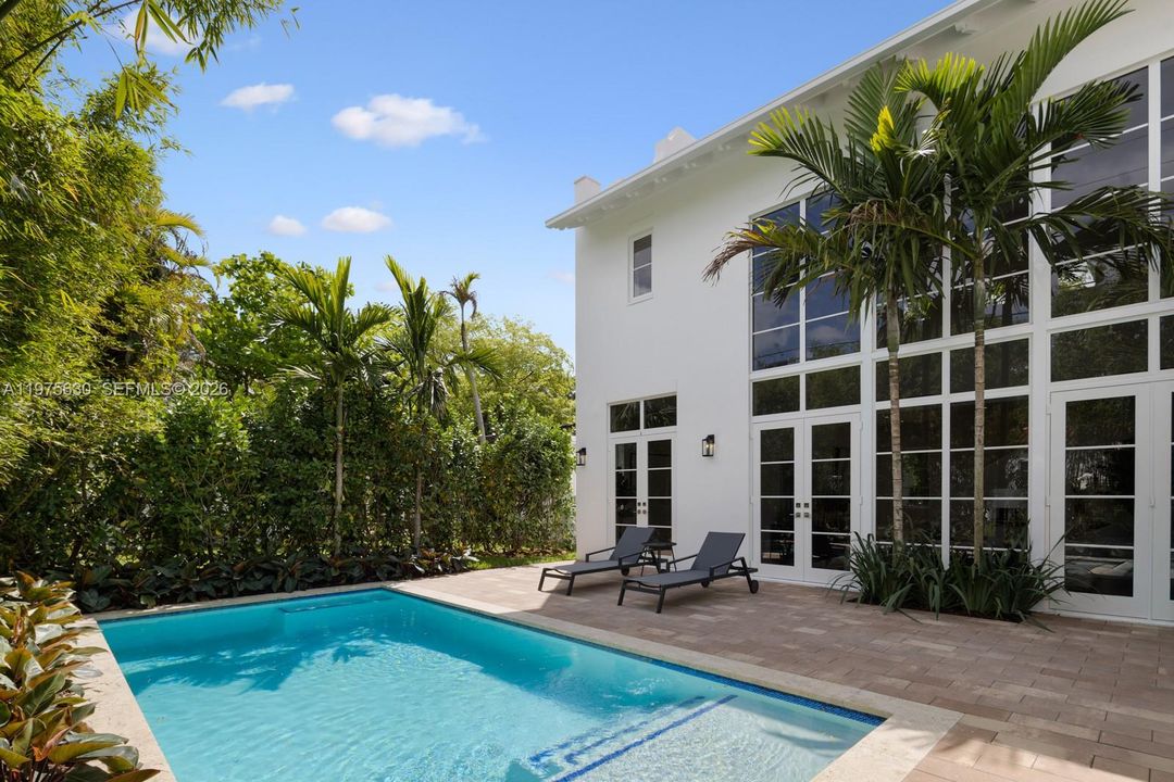 Recently Sold: $4,650,000 (5 beds, 5 baths, 3716 Square Feet)
