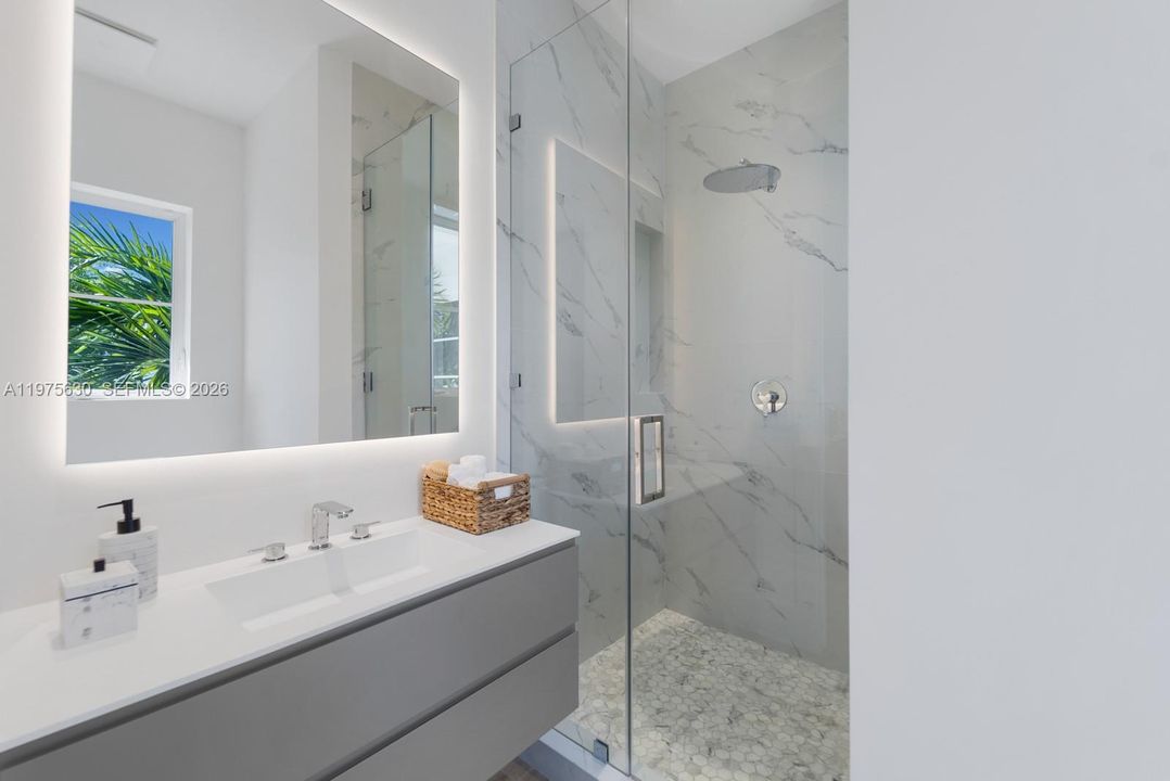 Recently Sold: $4,650,000 (5 beds, 5 baths, 3716 Square Feet)