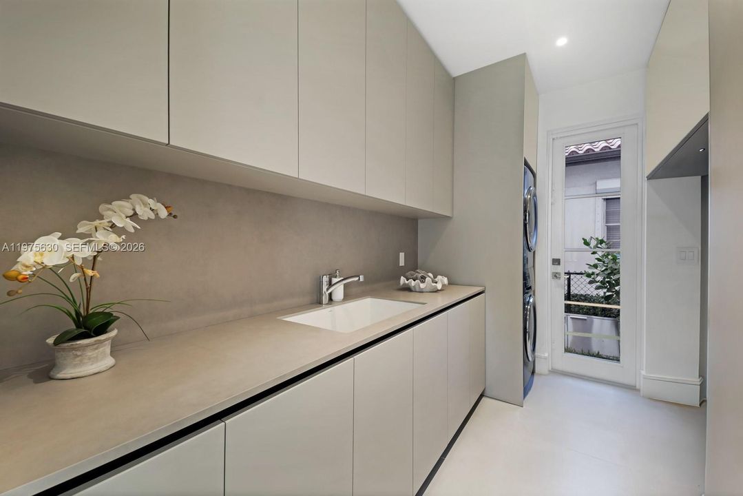 Recently Sold: $4,650,000 (5 beds, 5 baths, 3716 Square Feet)