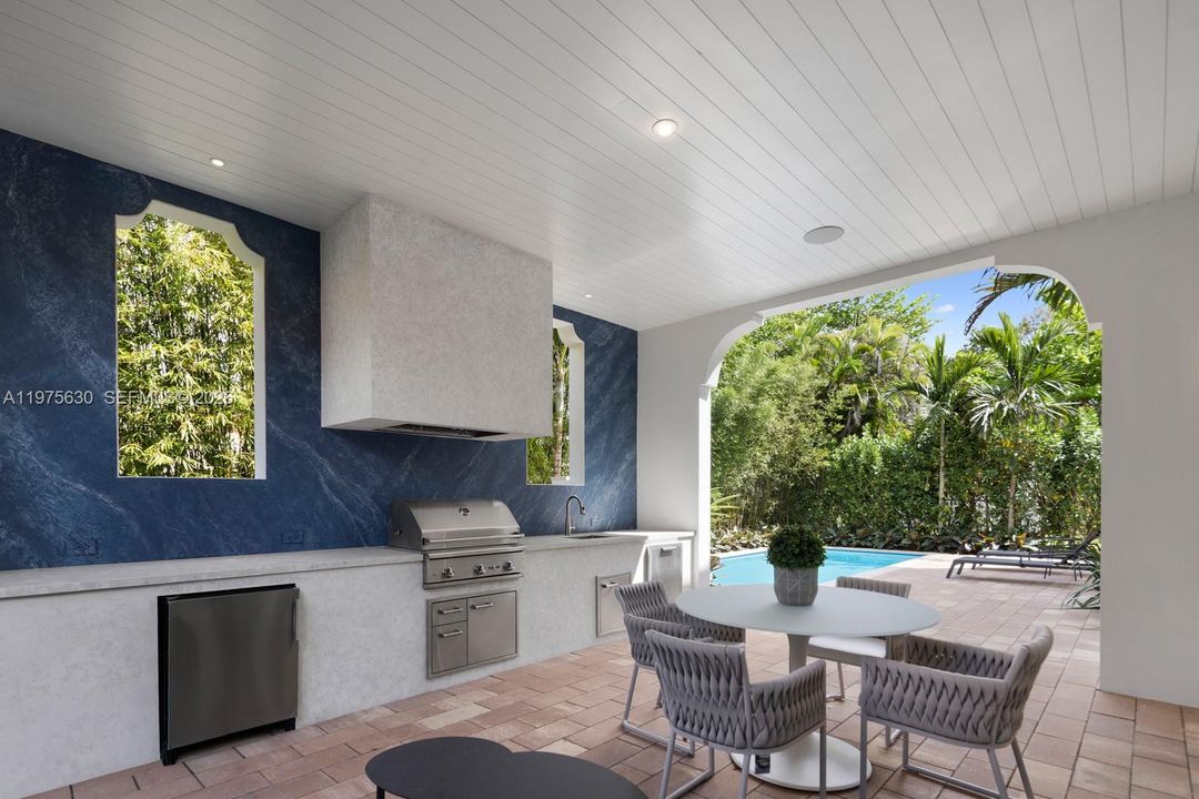 Recently Sold: $4,650,000 (5 beds, 5 baths, 3716 Square Feet)