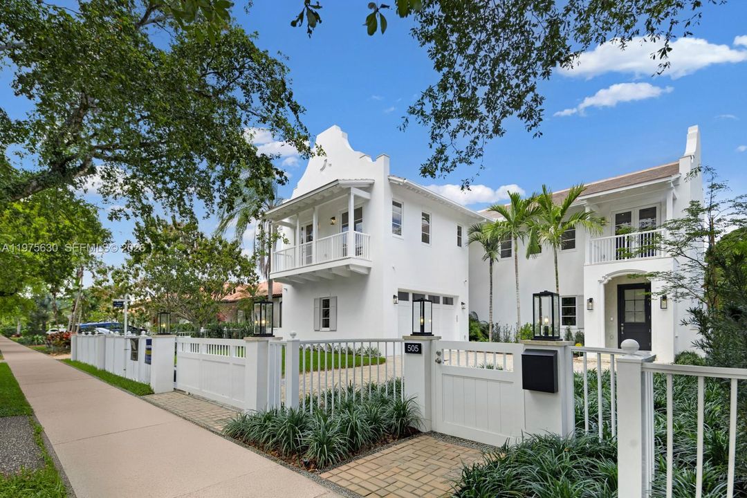 Recently Sold: $4,650,000 (5 beds, 5 baths, 3716 Square Feet)
