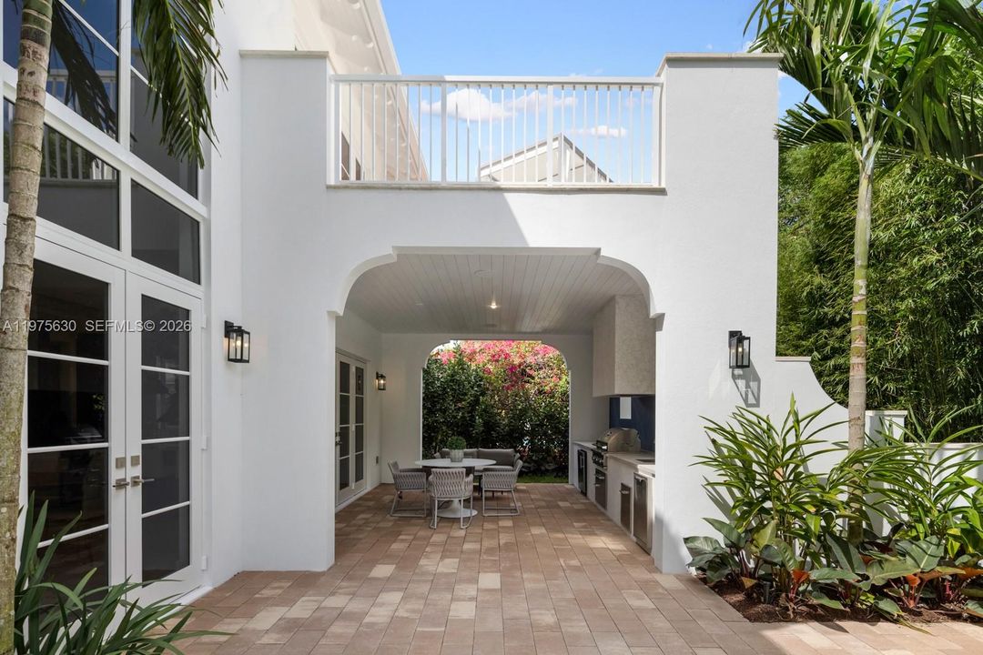 Recently Sold: $4,650,000 (5 beds, 5 baths, 3716 Square Feet)