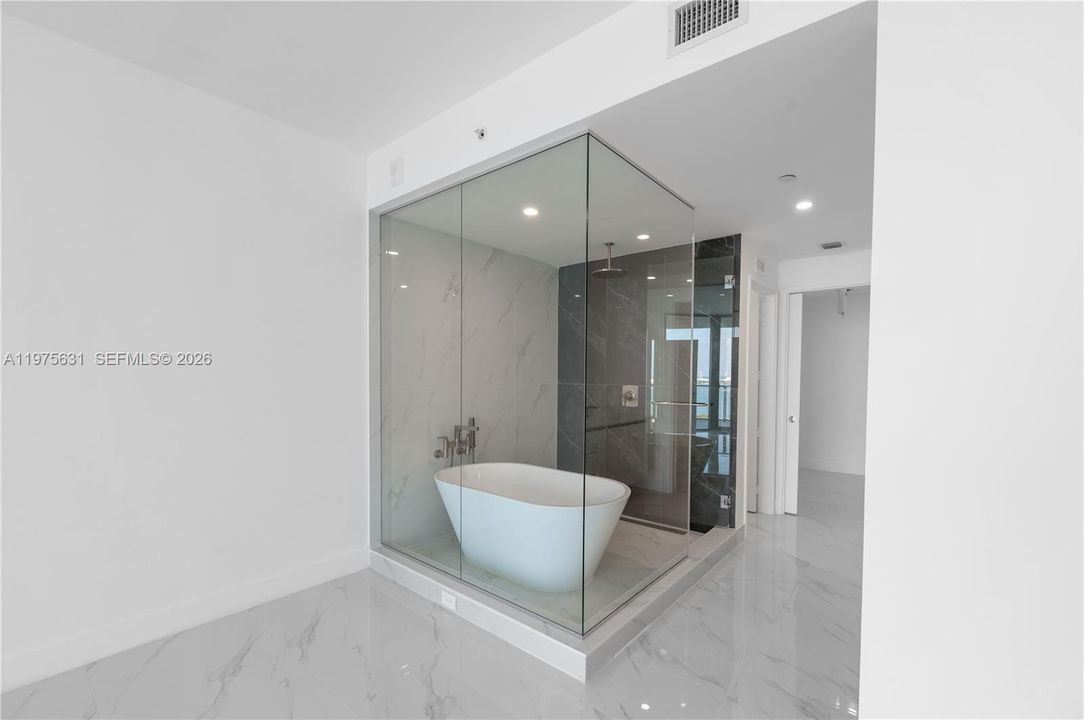 Activo con contrato: $15,000 (4 camas, 5 baños, 2580 Pies cuadrados)