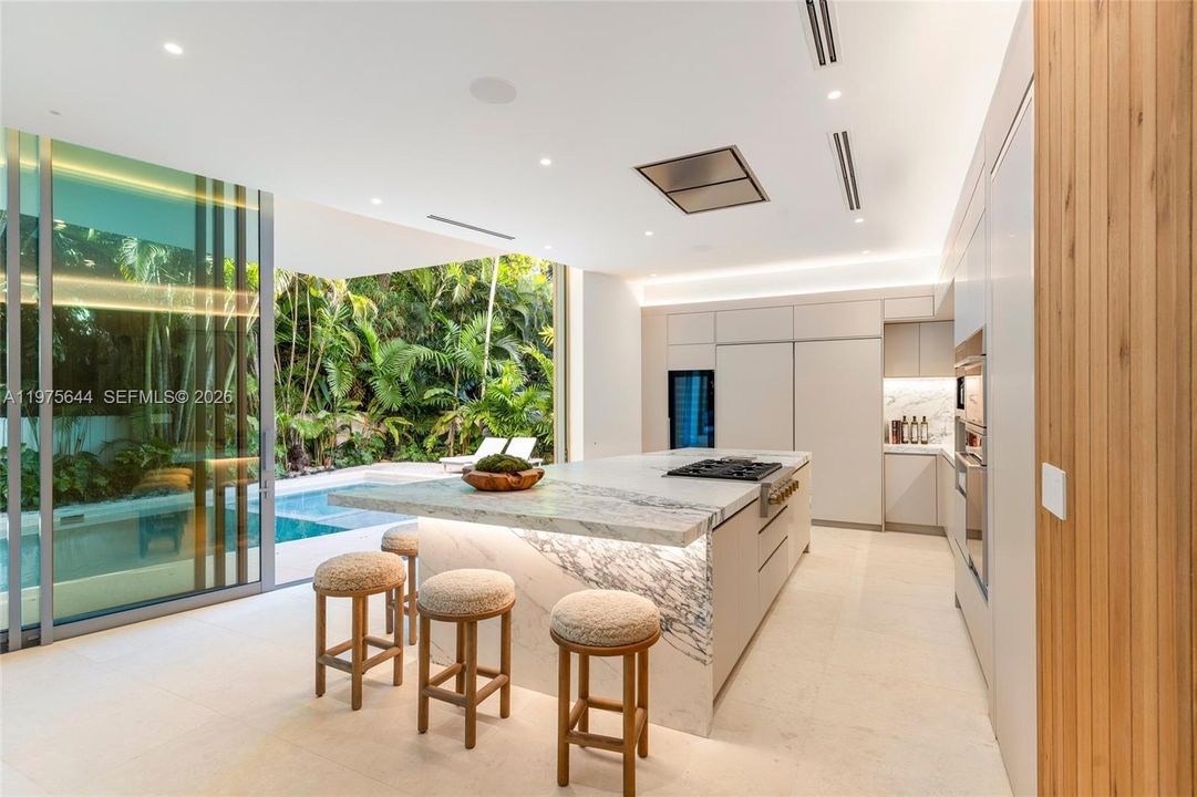 На продажу: $9,995,000 (8 спален, 8 ванн, 6194 Квадратных фут)