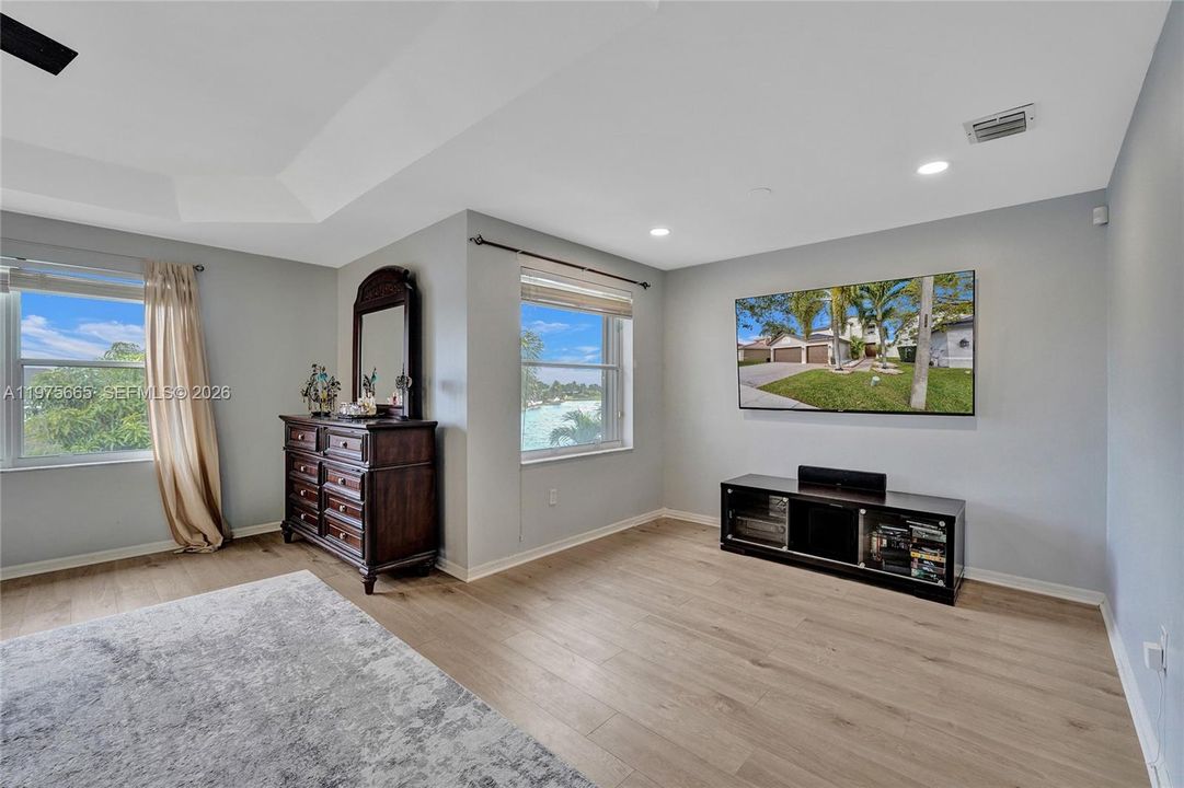 Active With Contract: $5,600 (5 beds, 2 baths, 3034 Square Feet)