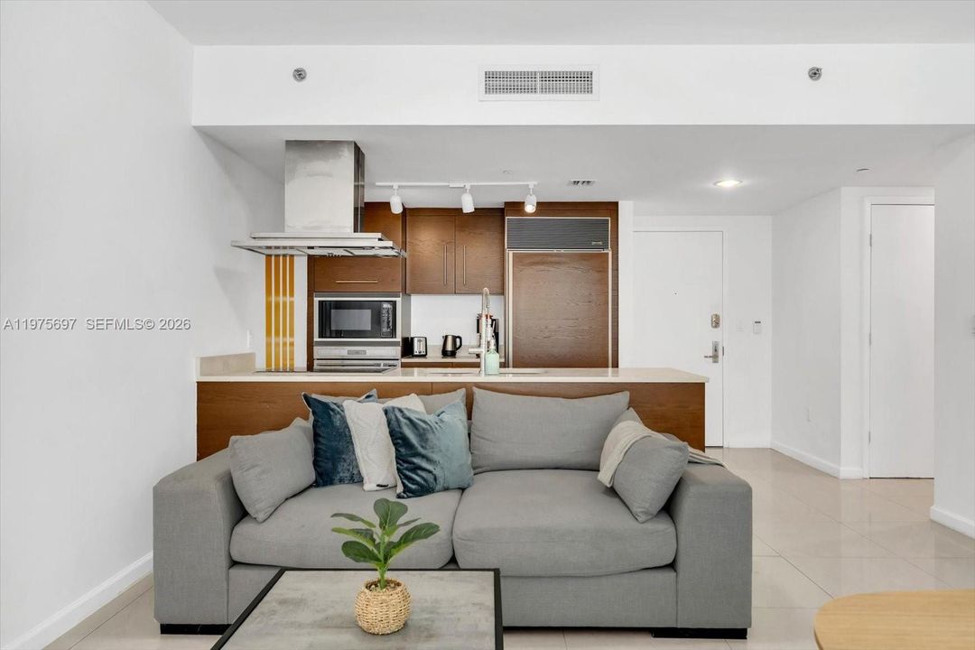 For Sale: $549,000 (1 beds, 1 baths, 842 Square Feet)