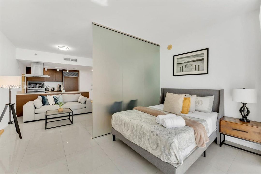 For Sale: $549,000 (1 beds, 1 baths, 842 Square Feet)