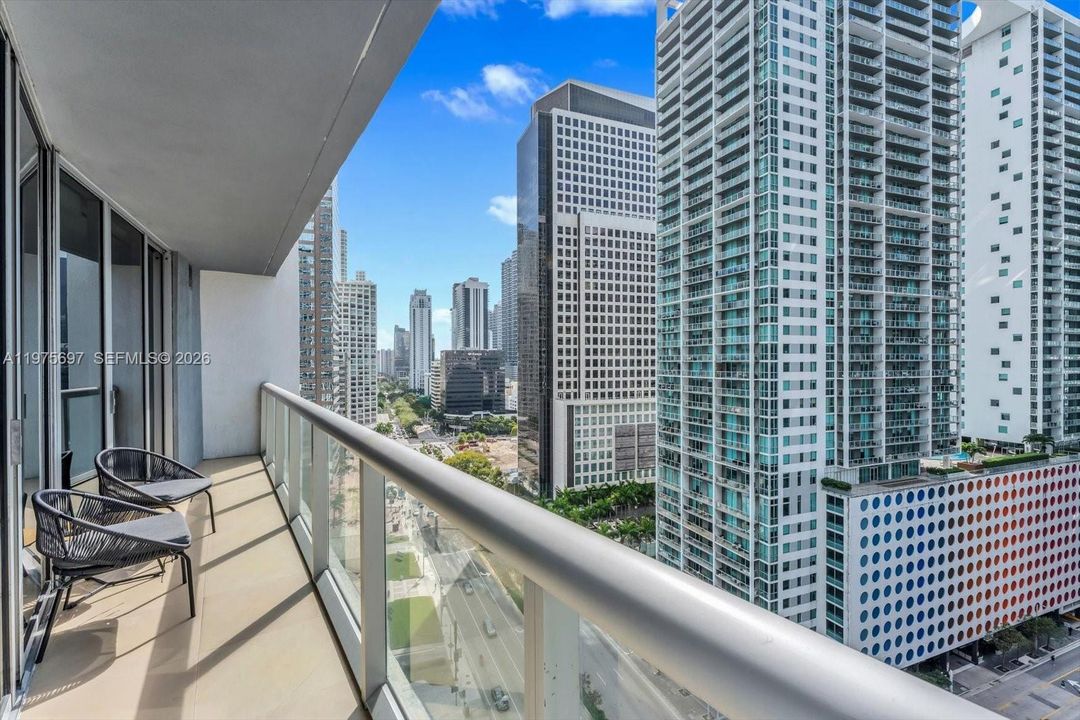 For Sale: $549,000 (1 beds, 1 baths, 842 Square Feet)