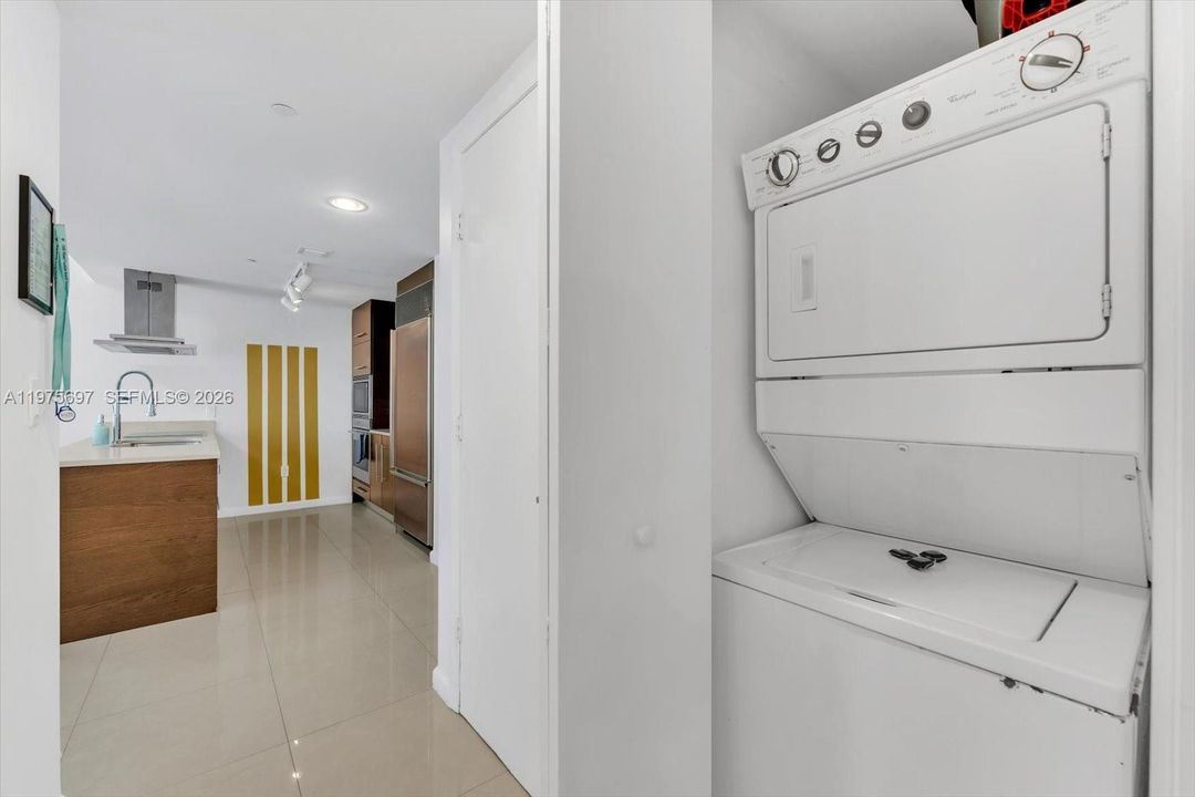 For Sale: $549,000 (1 beds, 1 baths, 842 Square Feet)
