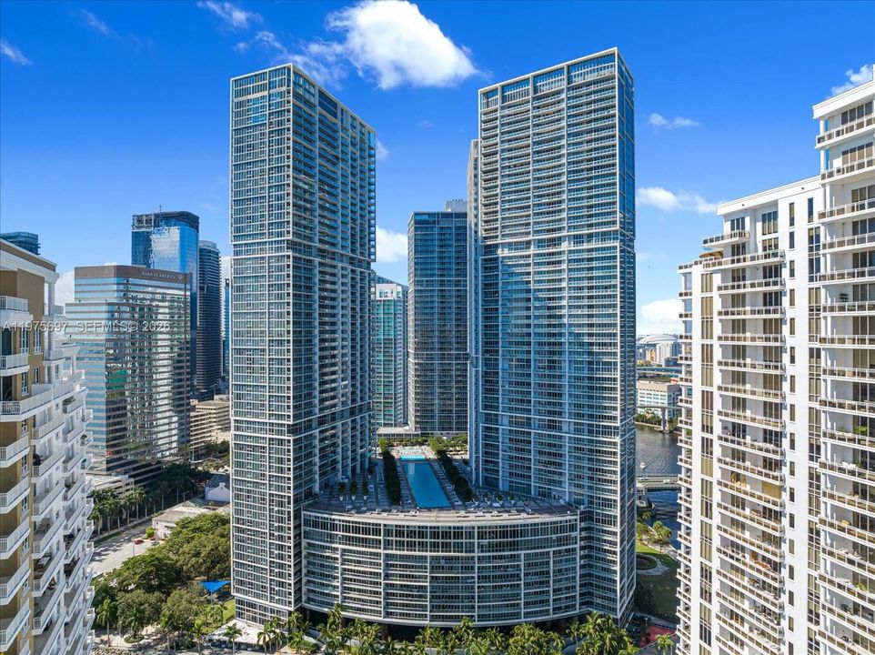 For Sale: $549,000 (1 beds, 1 baths, 842 Square Feet)