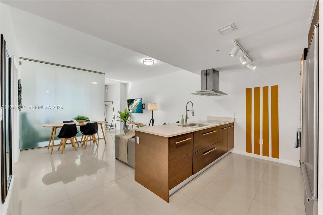 For Sale: $549,000 (1 beds, 1 baths, 842 Square Feet)