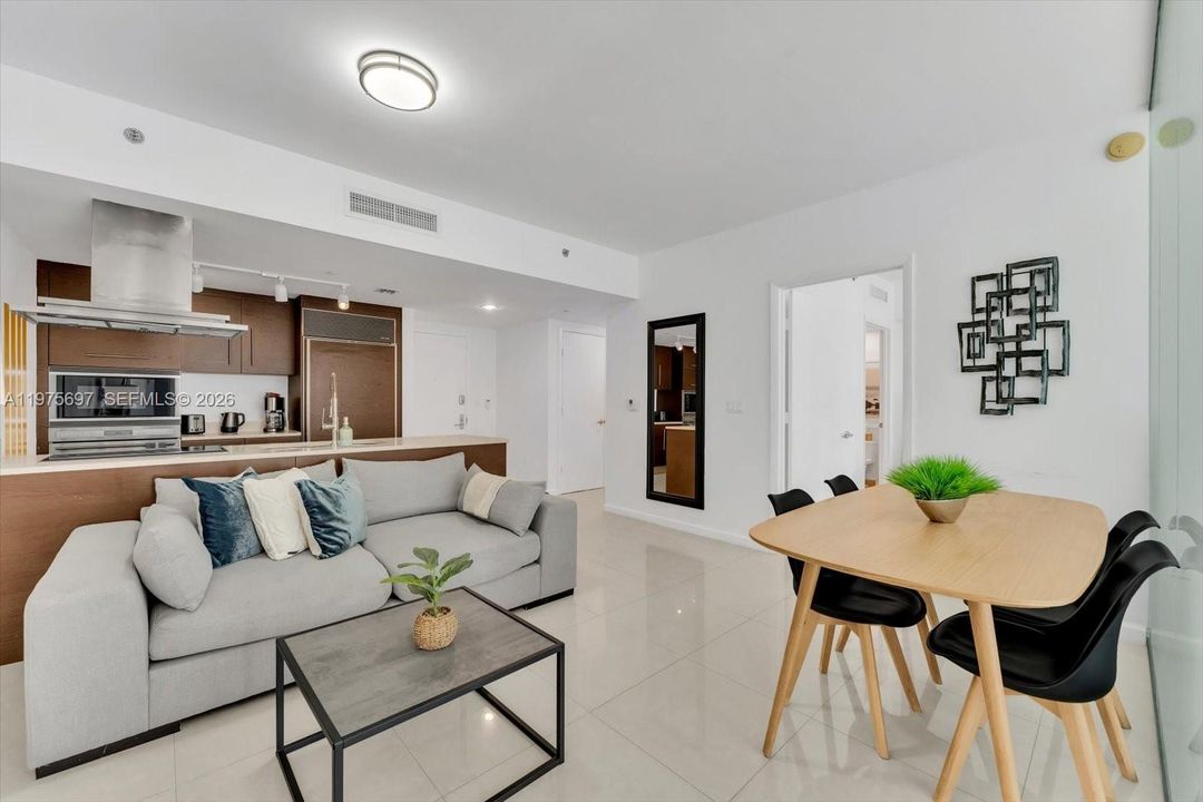 For Sale: $549,000 (1 beds, 1 baths, 842 Square Feet)