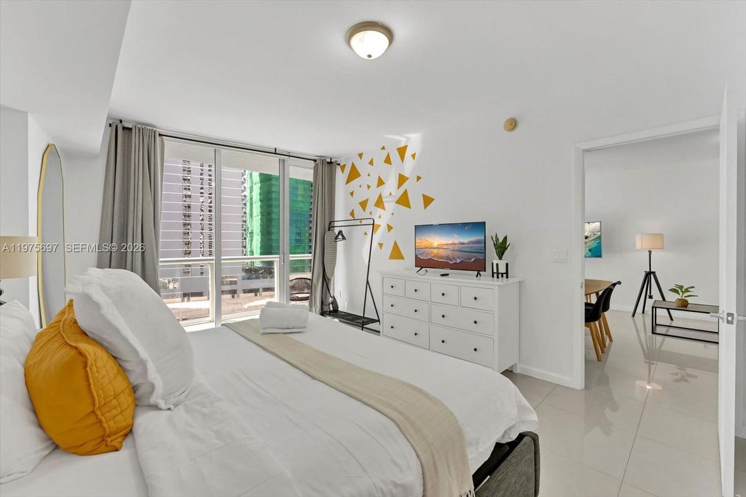 For Sale: $549,000 (1 beds, 1 baths, 842 Square Feet)