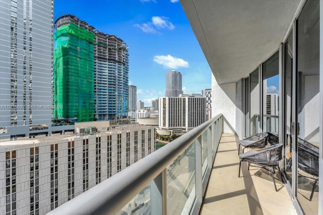 For Sale: $549,000 (1 beds, 1 baths, 842 Square Feet)