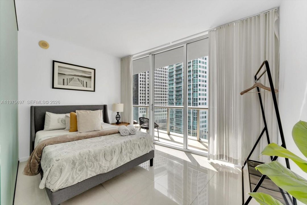 For Sale: $549,000 (1 beds, 1 baths, 842 Square Feet)