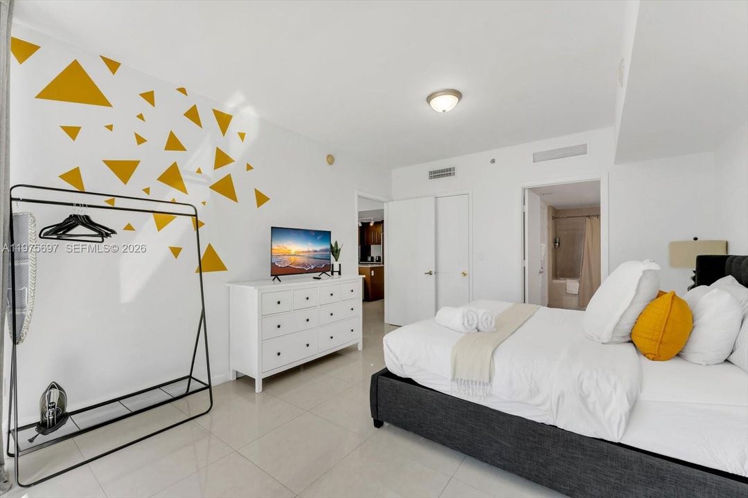 For Sale: $549,000 (1 beds, 1 baths, 842 Square Feet)