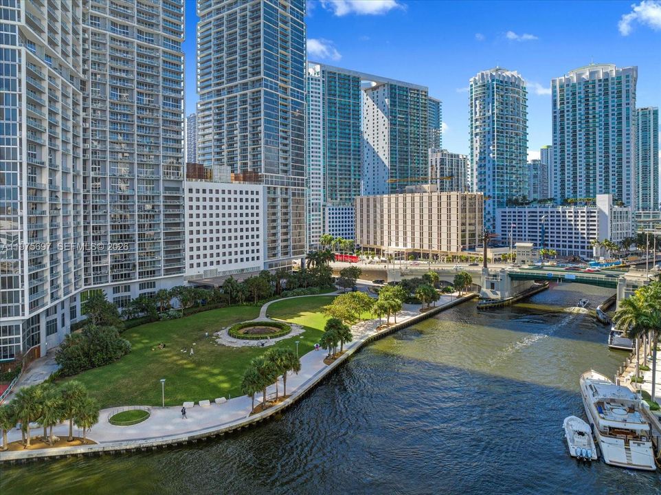 For Sale: $549,000 (1 beds, 1 baths, 842 Square Feet)