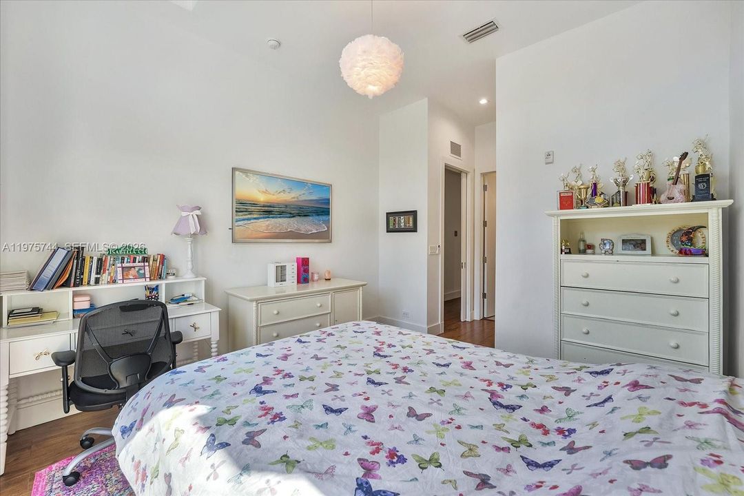 For Sale: $2,600,000 (3 beds, 4 baths, 3104 Square Feet)