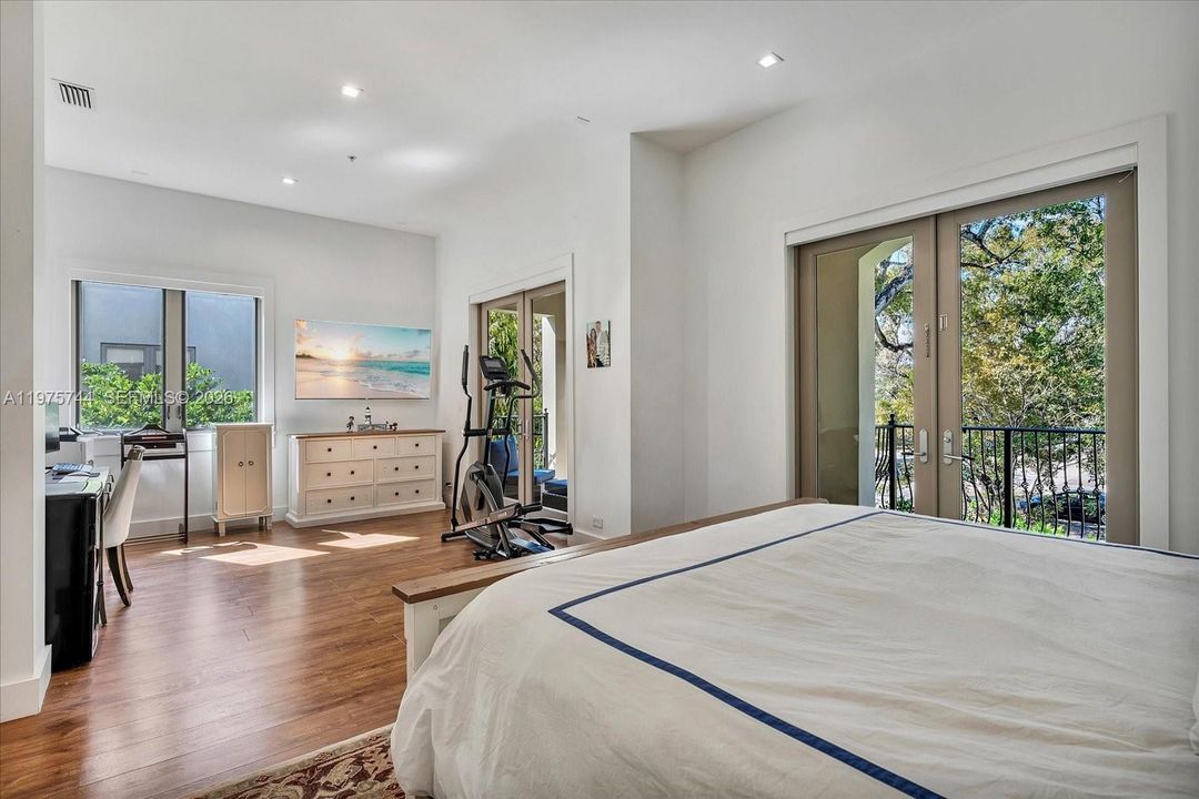For Sale: $2,600,000 (3 beds, 4 baths, 3104 Square Feet)