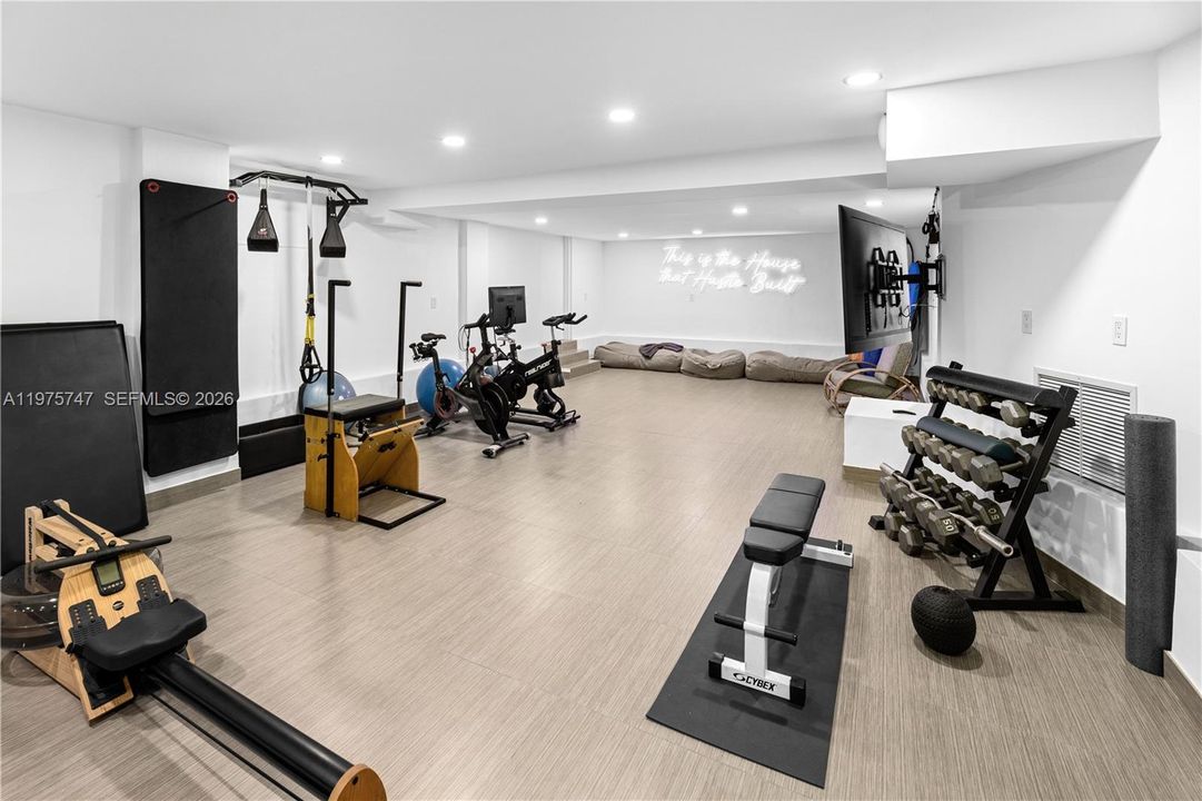 For Sale: $15,950,000 (6 beds, 6 baths, 6622 Square Feet)