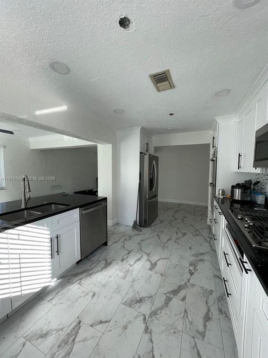 Active With Contract: $3,300 (3 beds, 2 baths, 1872 Square Feet)