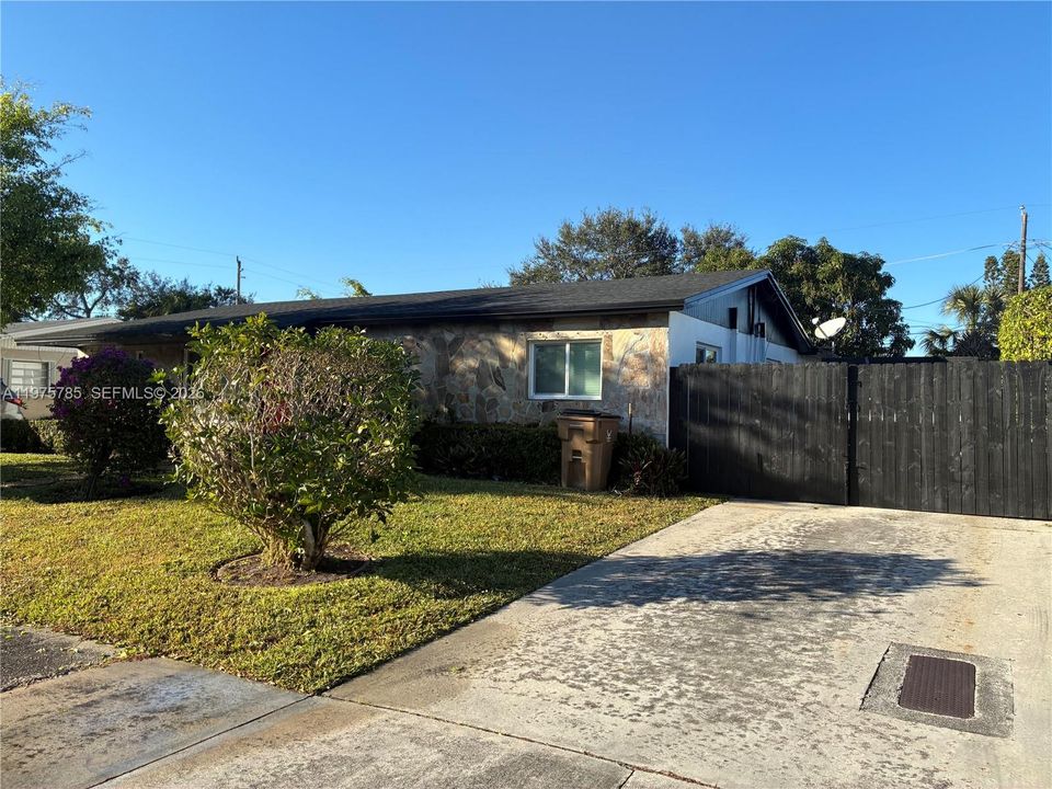 Single family detached home with a double driveway AND bonus livingroom.