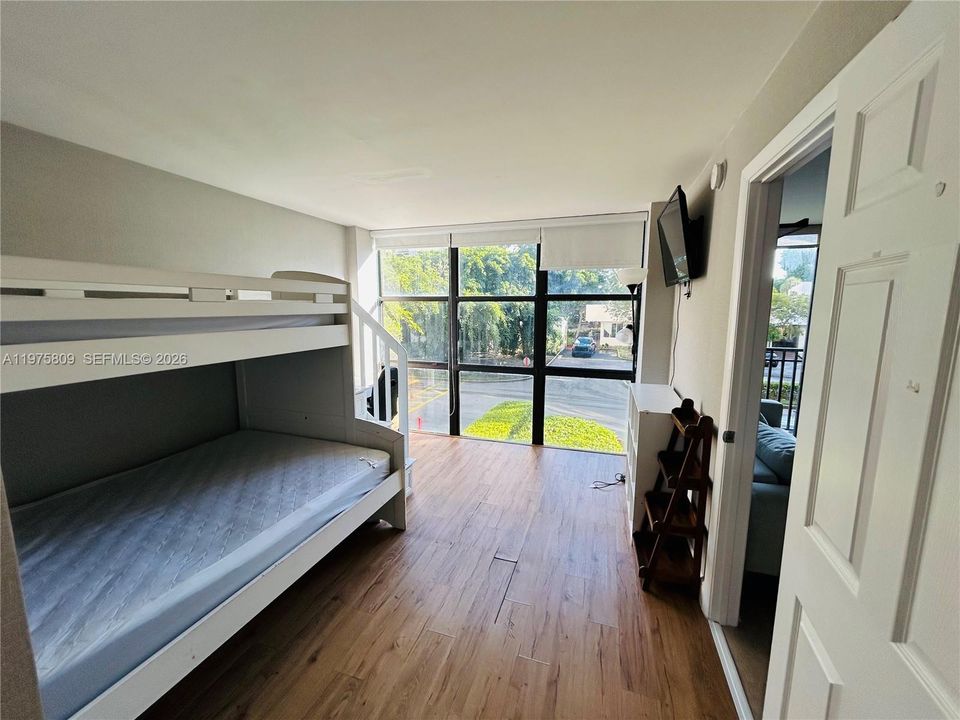 For Sale: $390,000 (2 beds, 2 baths, 988 Square Feet)