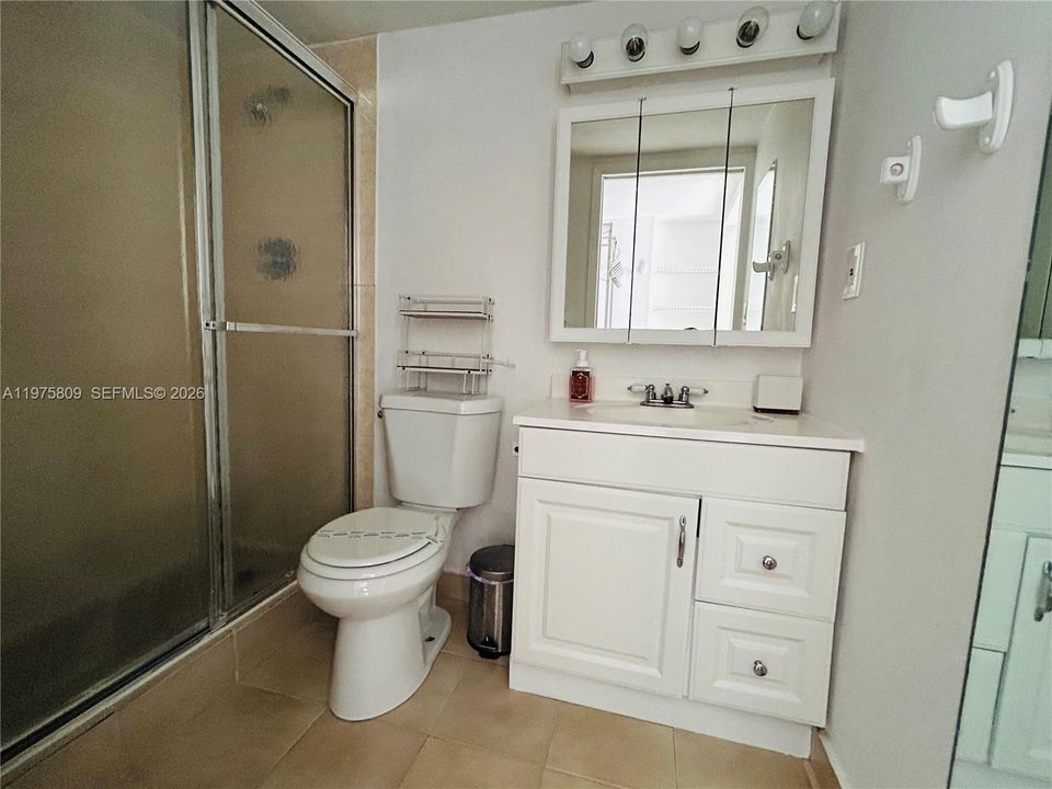 For Sale: $390,000 (2 beds, 2 baths, 988 Square Feet)