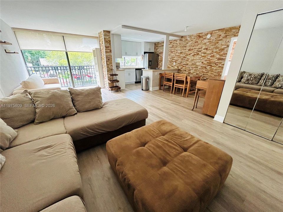For Sale: $390,000 (2 beds, 2 baths, 988 Square Feet)