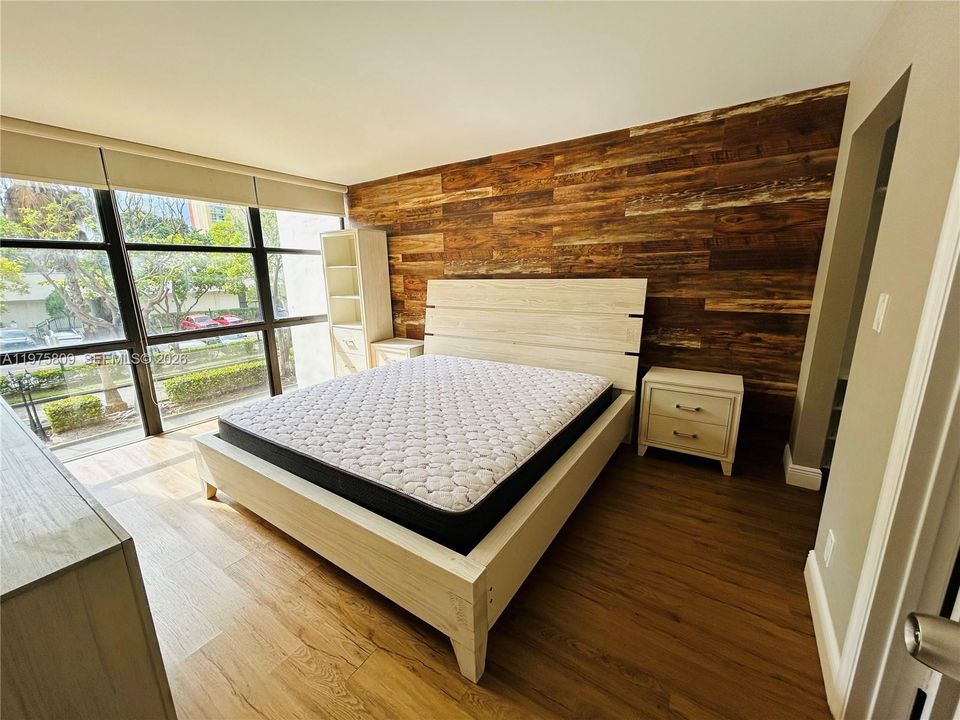 For Sale: $390,000 (2 beds, 2 baths, 988 Square Feet)