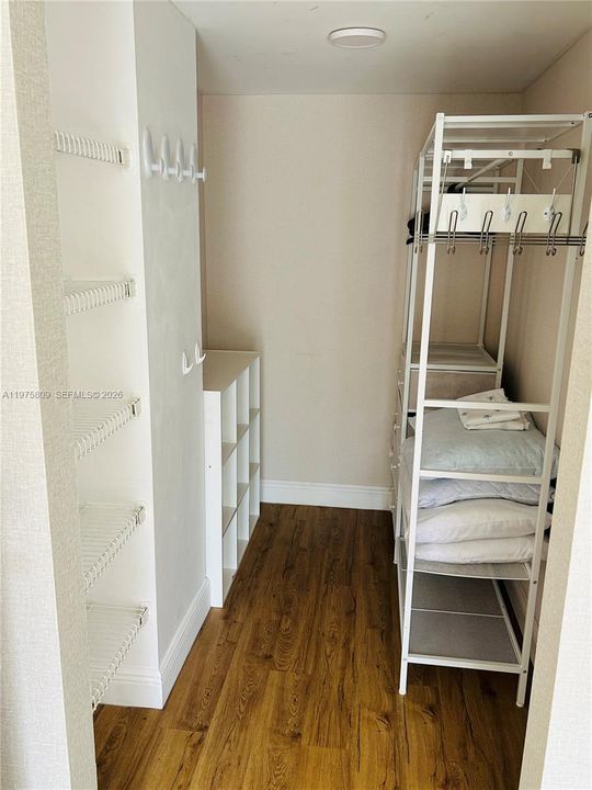 For Sale: $390,000 (2 beds, 2 baths, 988 Square Feet)