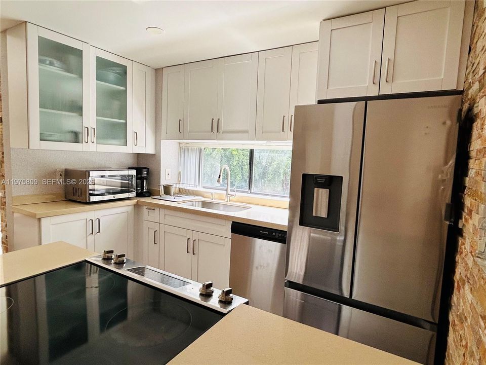 For Sale: $390,000 (2 beds, 2 baths, 988 Square Feet)