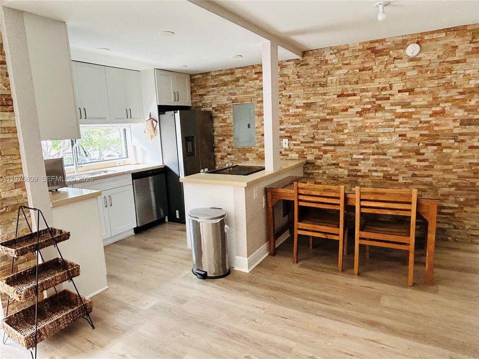 For Sale: $390,000 (2 beds, 2 baths, 988 Square Feet)
