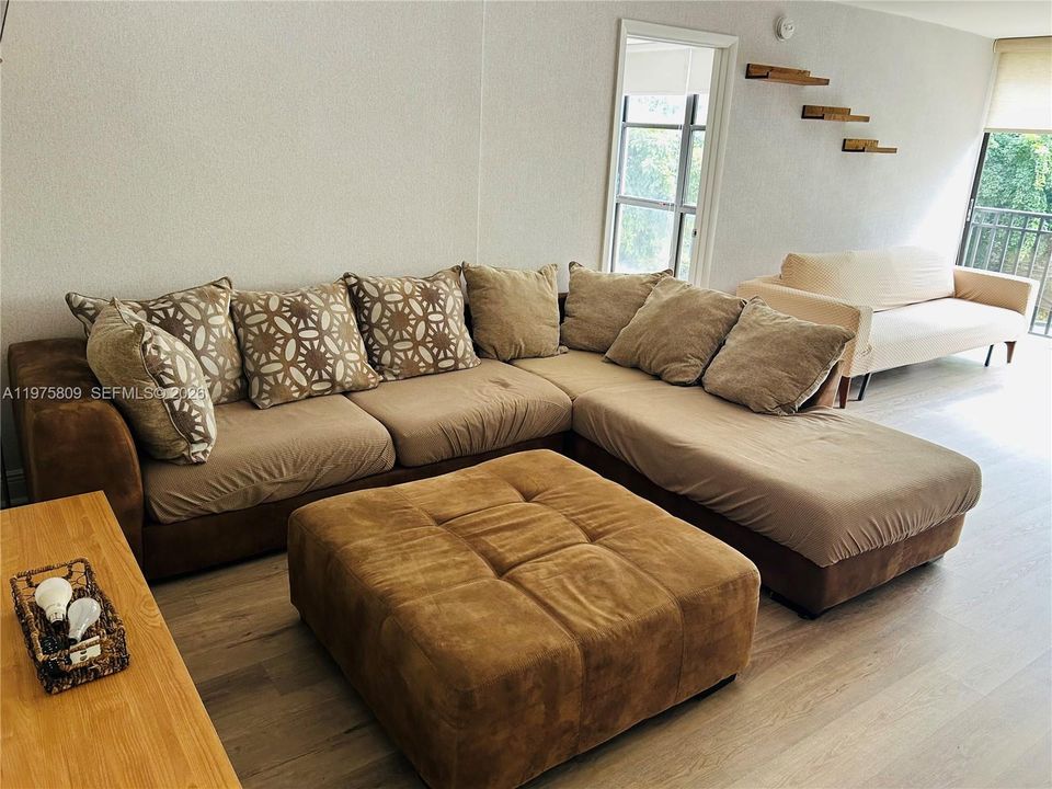 For Sale: $390,000 (2 beds, 2 baths, 988 Square Feet)