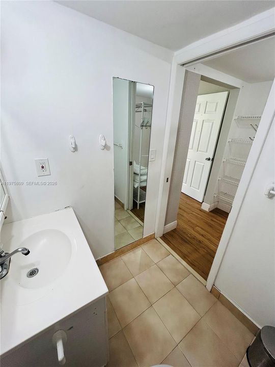 For Sale: $390,000 (2 beds, 2 baths, 988 Square Feet)