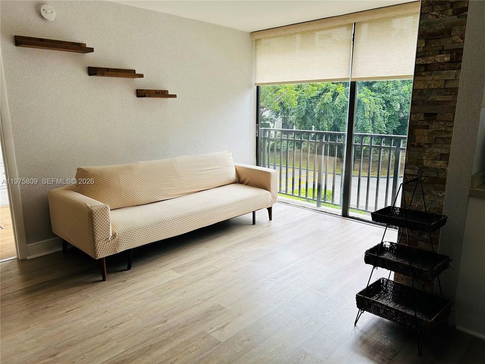 For Sale: $390,000 (2 beds, 2 baths, 988 Square Feet)