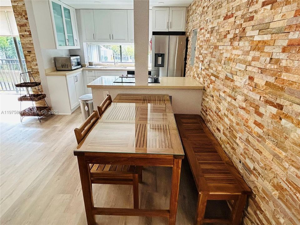 For Sale: $390,000 (2 beds, 2 baths, 988 Square Feet)