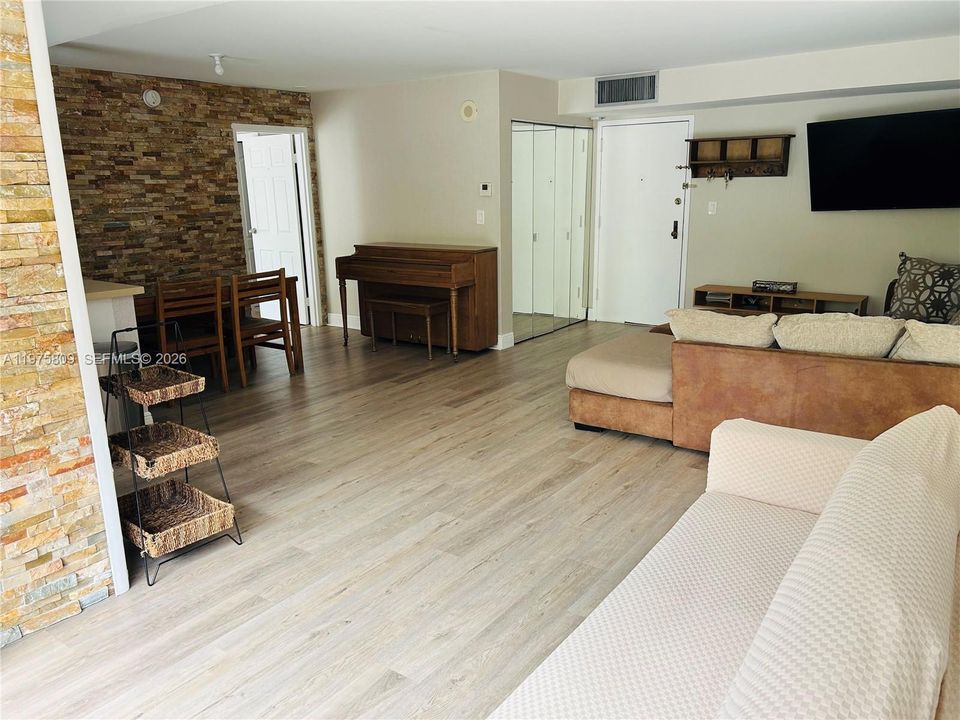 For Sale: $390,000 (2 beds, 2 baths, 988 Square Feet)