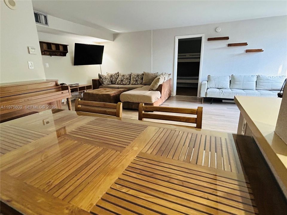 For Sale: $390,000 (2 beds, 2 baths, 988 Square Feet)