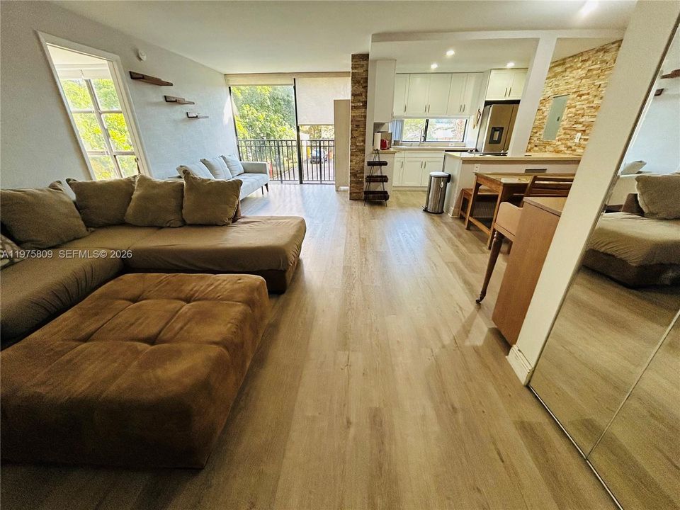 For Sale: $390,000 (2 beds, 2 baths, 988 Square Feet)