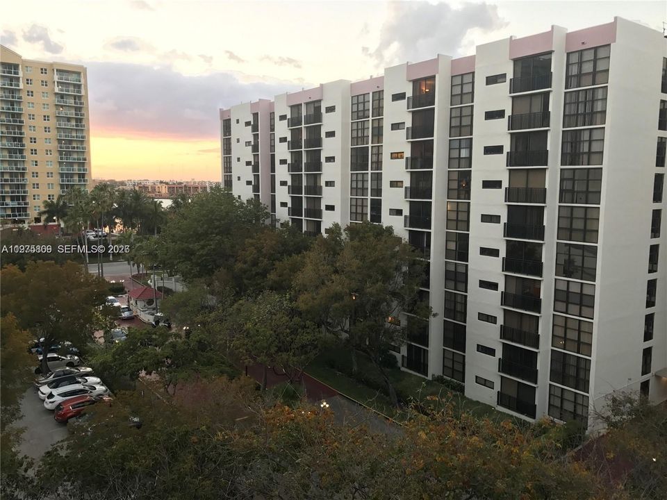 For Sale: $390,000 (2 beds, 2 baths, 988 Square Feet)
